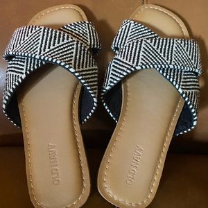 Old Navy slip ons, sz 6